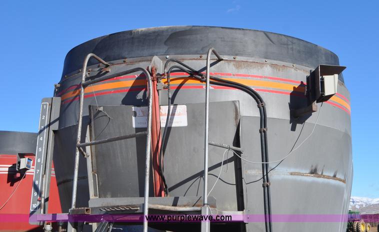 image for item G7119 2005 Loewen 1152 feed wagon