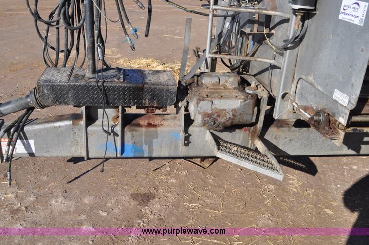 image for item G7119 2005 Loewen 1152 feed wagon