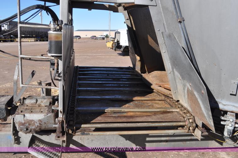 image for item G7119 2005 Loewen 1152 feed wagon