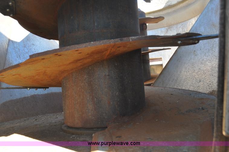 image for item G7119 2005 Loewen 1152 feed wagon