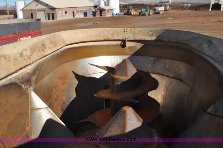 image for item G7119 2005 Loewen 1152 feed wagon