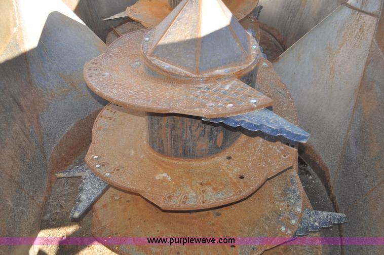 image for item G7119 2005 Loewen 1152 feed wagon