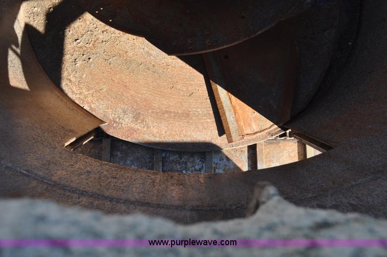 image for item G7119 2005 Loewen 1152 feed wagon