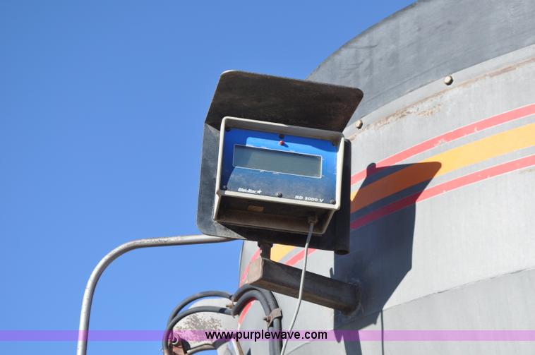 image for item G7119 2005 Loewen 1152 feed wagon