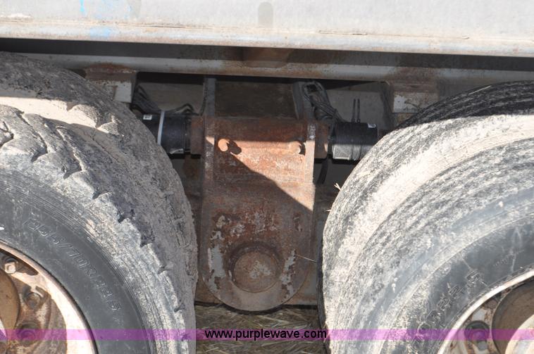 image for item G7119 2005 Loewen 1152 feed wagon