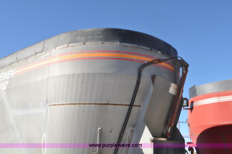 image for item G7119 2005 Loewen 1152 feed wagon