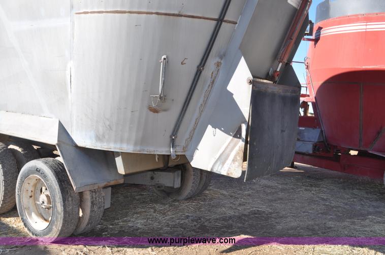 image for item G7119 2005 Loewen 1152 feed wagon