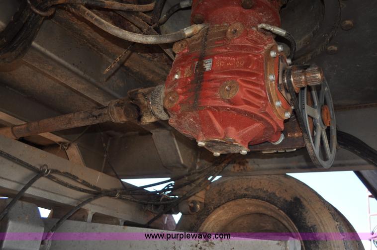 image for item G7119 2005 Loewen 1152 feed wagon