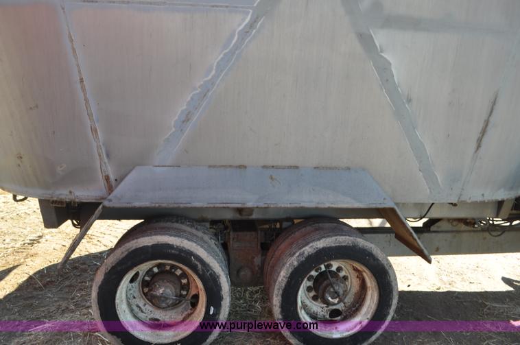 image for item G7119 2005 Loewen 1152 feed wagon