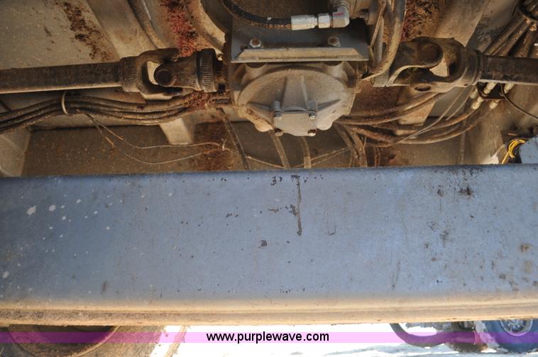 image for item G7119 2005 Loewen 1152 feed wagon