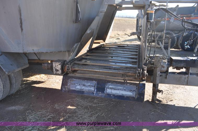 image for item G7119 2005 Loewen 1152 feed wagon