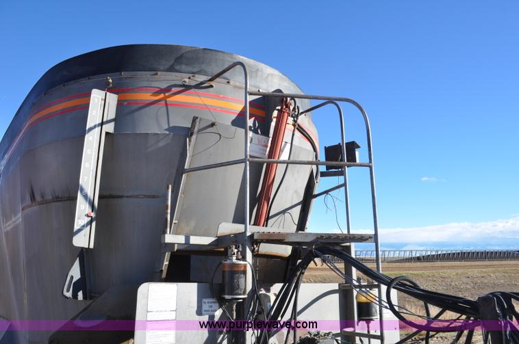 image for item G7119 2005 Loewen 1152 feed wagon