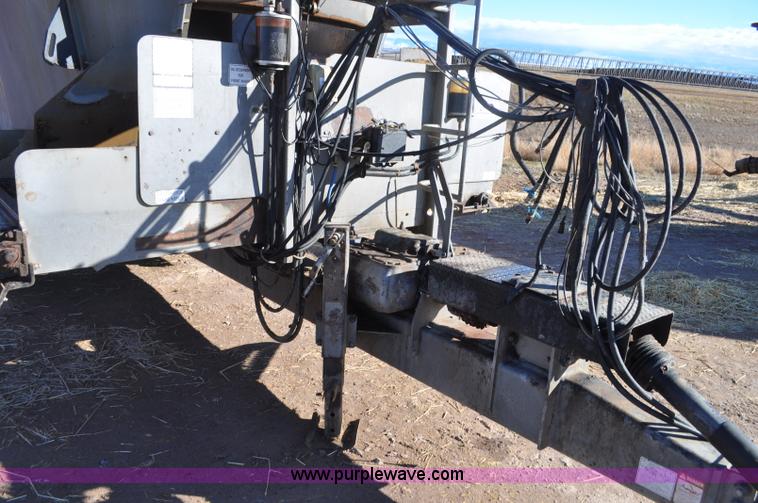 image for item G7119 2005 Loewen 1152 feed wagon