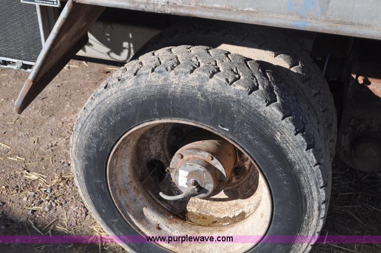 image for item G7119 2005 Loewen 1152 feed wagon