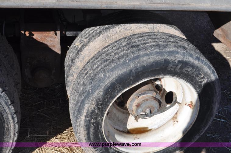 image for item G7119 2005 Loewen 1152 feed wagon