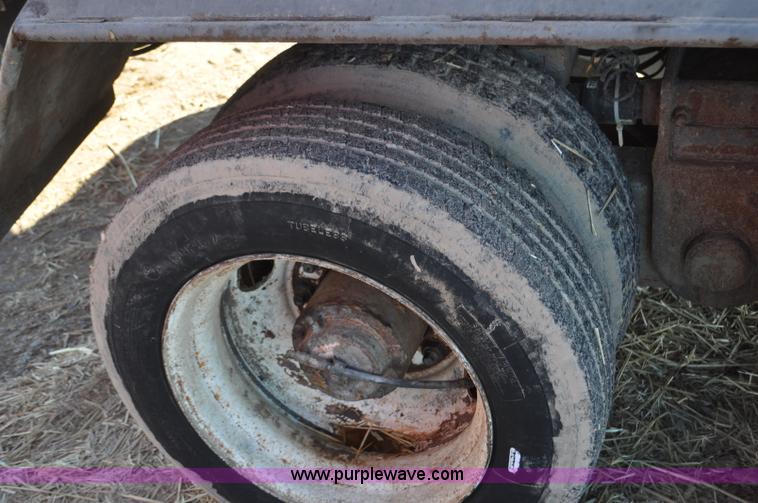 image for item G7119 2005 Loewen 1152 feed wagon