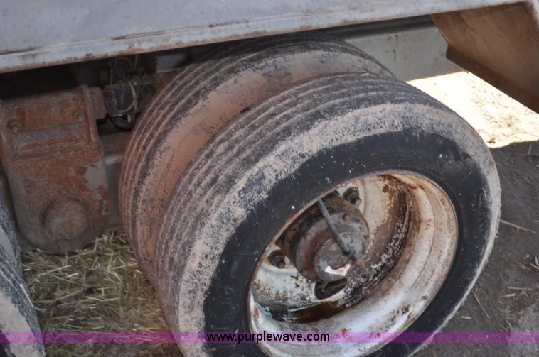 image for item G7119 2005 Loewen 1152 feed wagon