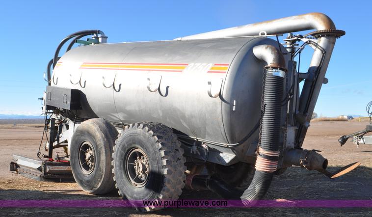 image for item G7120 2005 Loewen 3750 Honey-Vac honey wagon