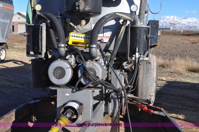 image for item G7120 2005 Loewen 3750 Honey-Vac honey wagon