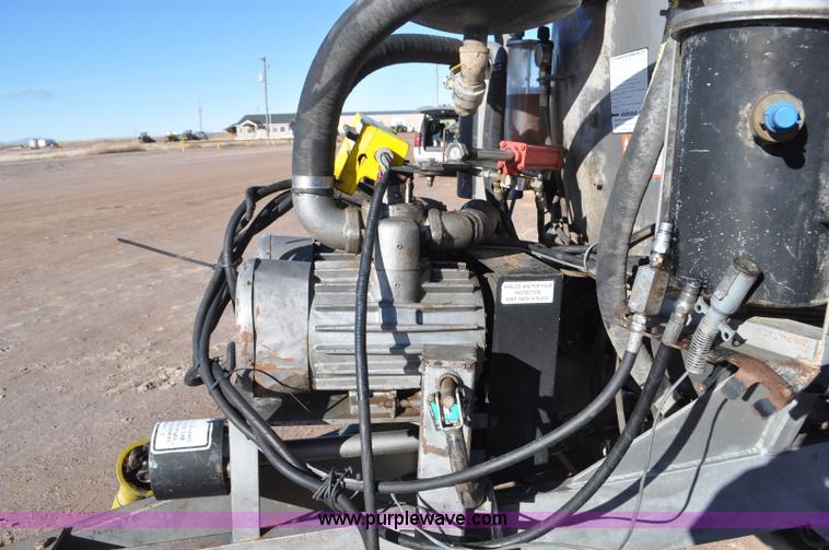 image for item G7120 2005 Loewen 3750 Honey-Vac honey wagon