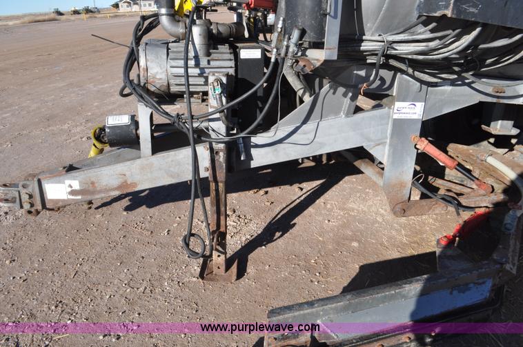 image for item G7120 2005 Loewen 3750 Honey-Vac honey wagon