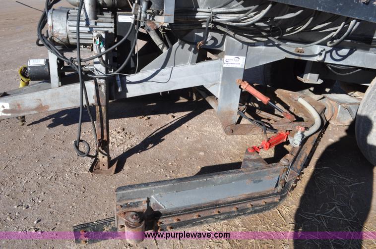 image for item G7120 2005 Loewen 3750 Honey-Vac honey wagon