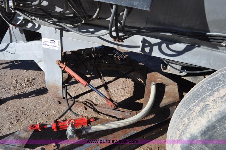 image for item G7120 2005 Loewen 3750 Honey-Vac honey wagon