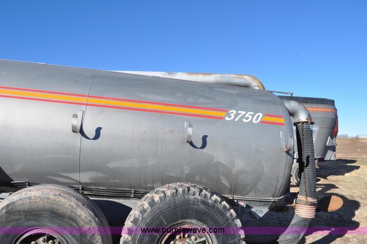 image for item G7120 2005 Loewen 3750 Honey-Vac honey wagon