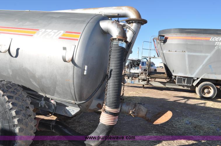 image for item G7120 2005 Loewen 3750 Honey-Vac honey wagon