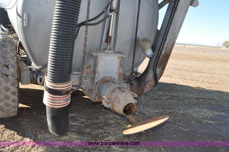 image for item G7120 2005 Loewen 3750 Honey-Vac honey wagon