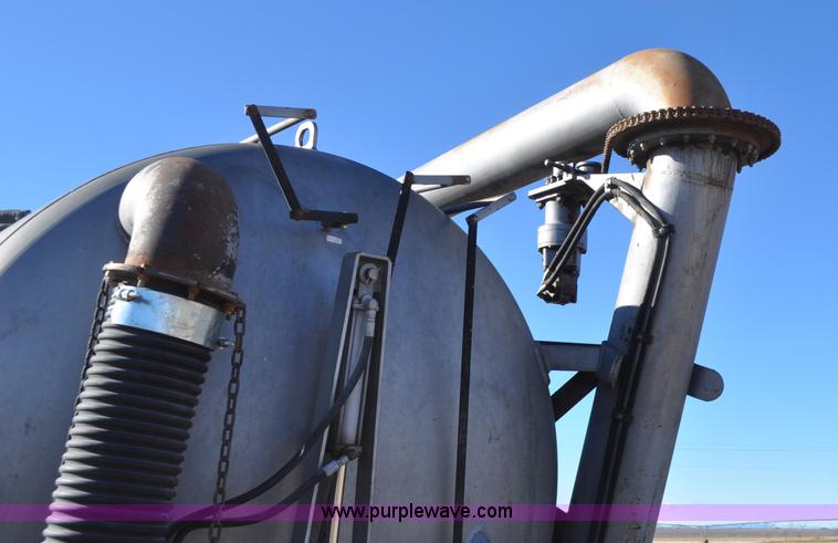 image for item G7120 2005 Loewen 3750 Honey-Vac honey wagon