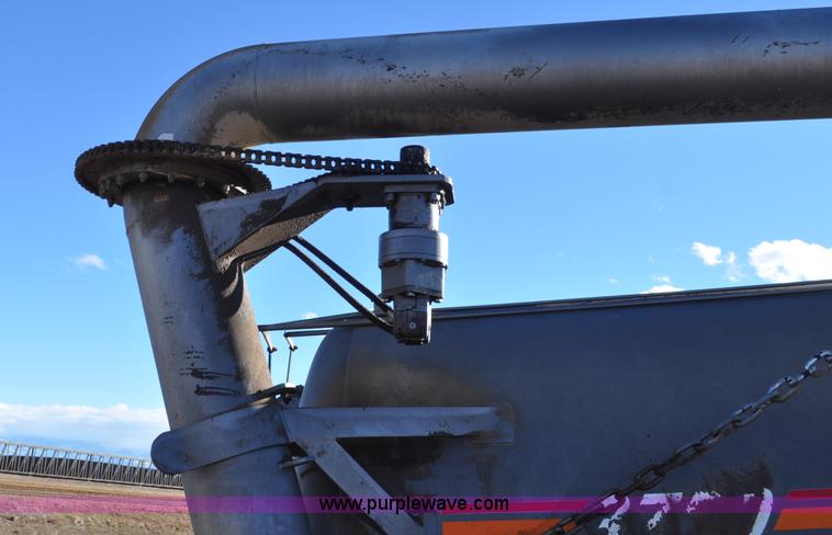 image for item G7120 2005 Loewen 3750 Honey-Vac honey wagon