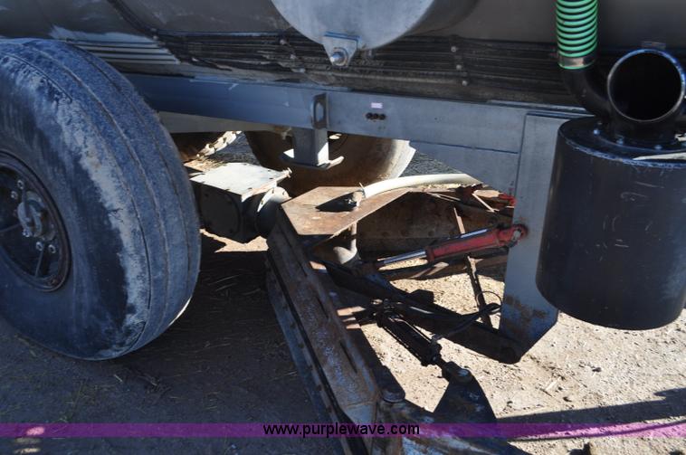 image for item G7120 2005 Loewen 3750 Honey-Vac honey wagon