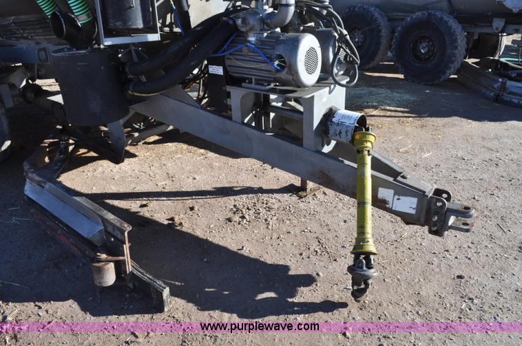 image for item G7120 2005 Loewen 3750 Honey-Vac honey wagon