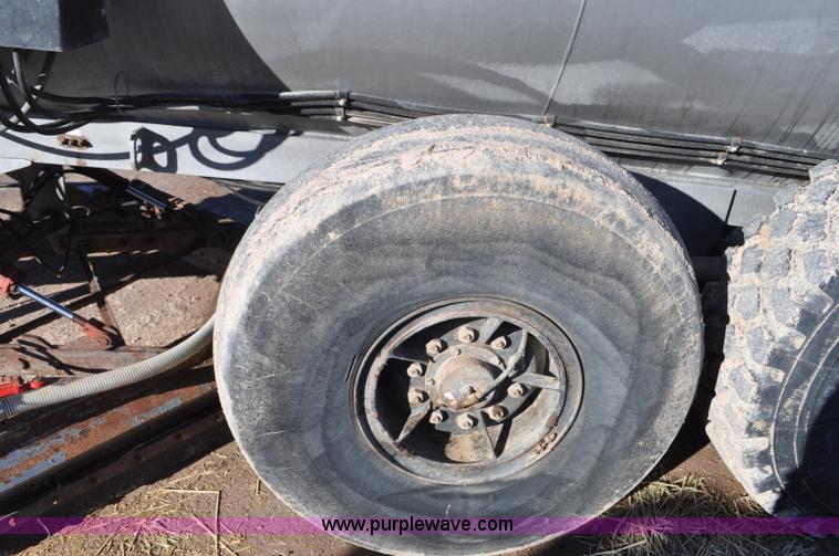 image for item G7120 2005 Loewen 3750 Honey-Vac honey wagon