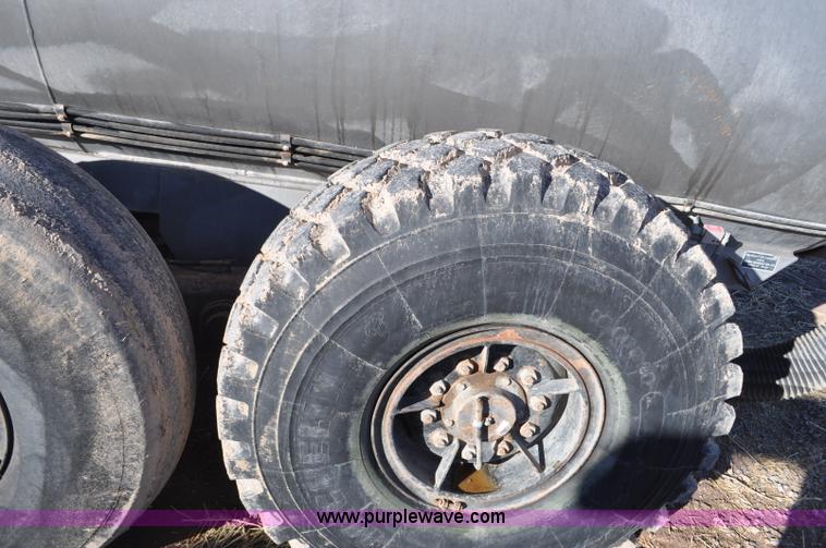 image for item G7120 2005 Loewen 3750 Honey-Vac honey wagon