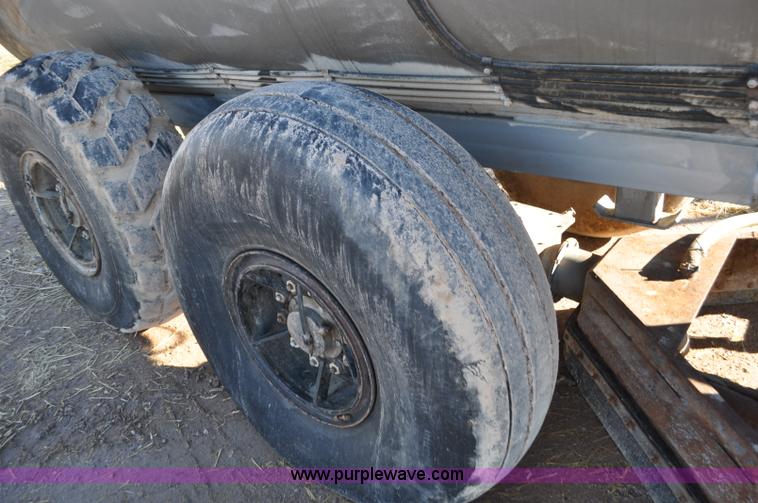 image for item G7120 2005 Loewen 3750 Honey-Vac honey wagon