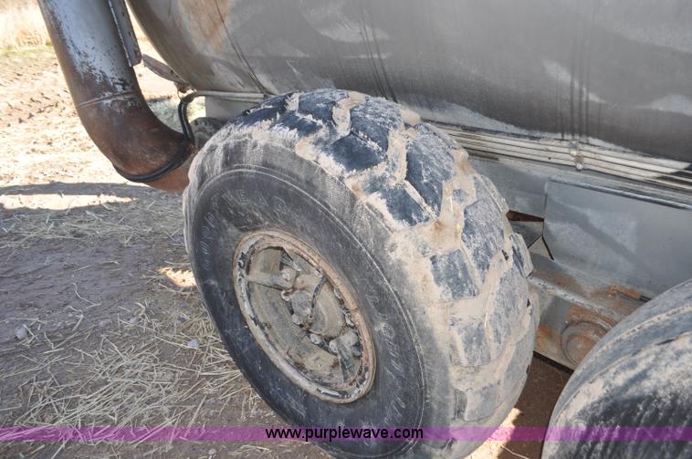 image for item G7120 2005 Loewen 3750 Honey-Vac honey wagon