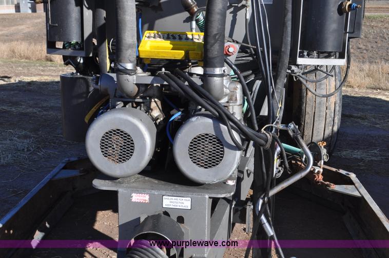 image for item G7121 2006 Loewen 3750 Honey-Vac honey wagon