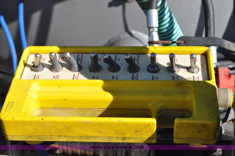 image for item G7121 2006 Loewen 3750 Honey-Vac honey wagon