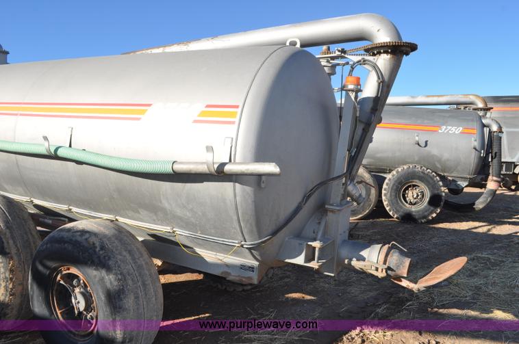 image for item G7121 2006 Loewen 3750 Honey-Vac honey wagon