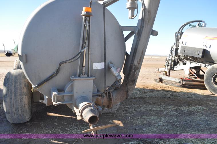 image for item G7121 2006 Loewen 3750 Honey-Vac honey wagon