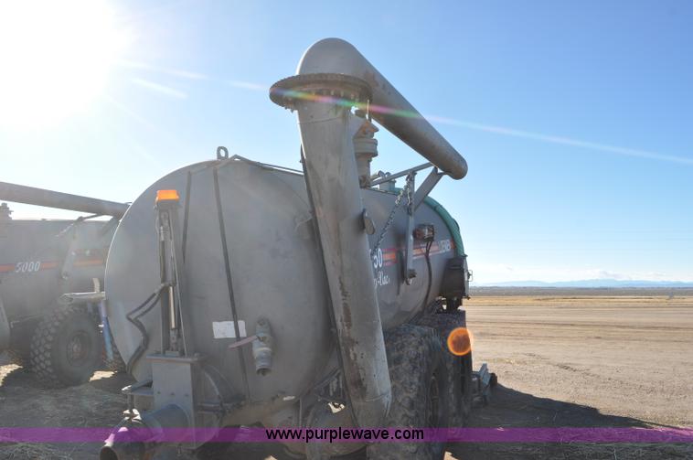 image for item G7121 2006 Loewen 3750 Honey-Vac honey wagon