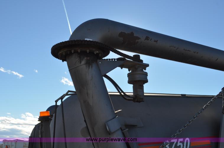 image for item G7121 2006 Loewen 3750 Honey-Vac honey wagon