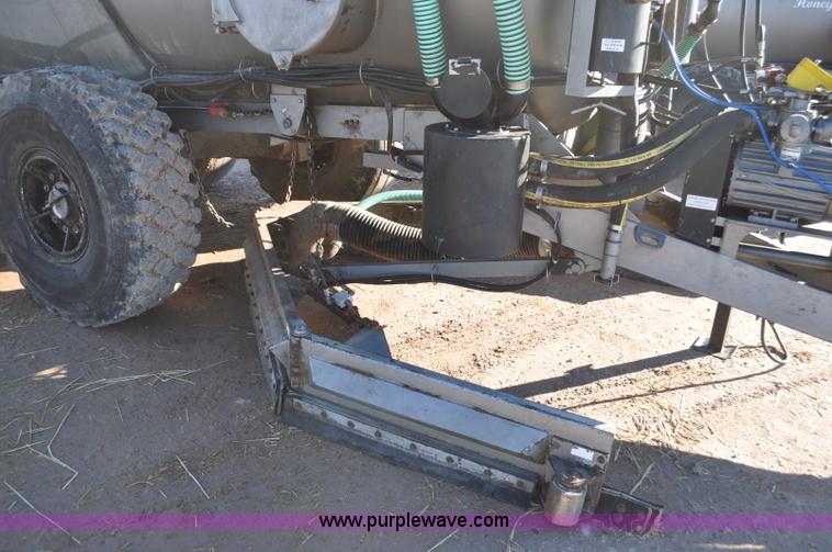 image for item G7121 2006 Loewen 3750 Honey-Vac honey wagon