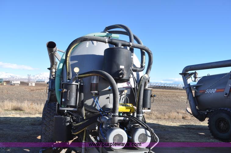 image for item G7121 2006 Loewen 3750 Honey-Vac honey wagon