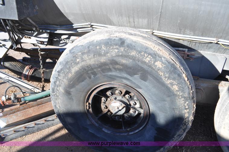 image for item G7121 2006 Loewen 3750 Honey-Vac honey wagon