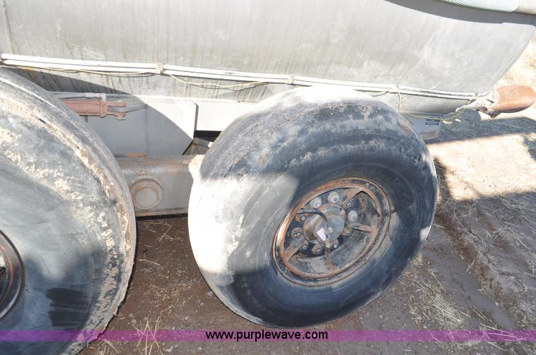 image for item G7121 2006 Loewen 3750 Honey-Vac honey wagon