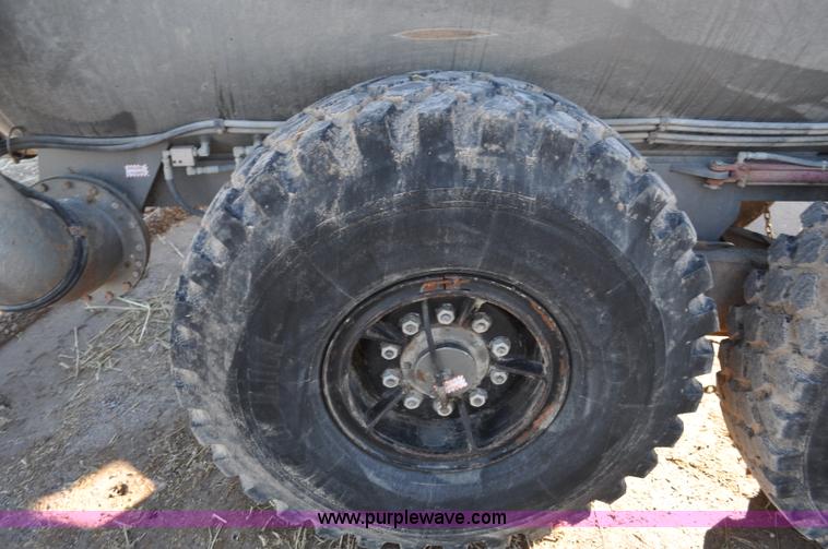 image for item G7121 2006 Loewen 3750 Honey-Vac honey wagon