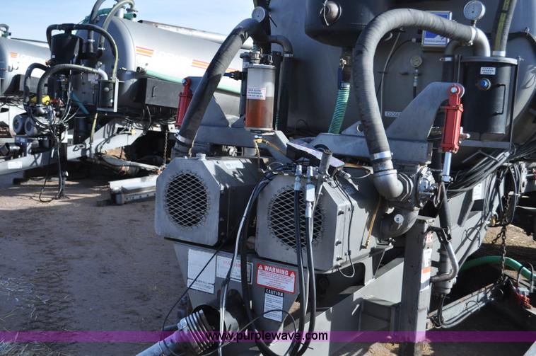 image for item G7122 2011 Loewen 5000 Honey-Vac honey wagon